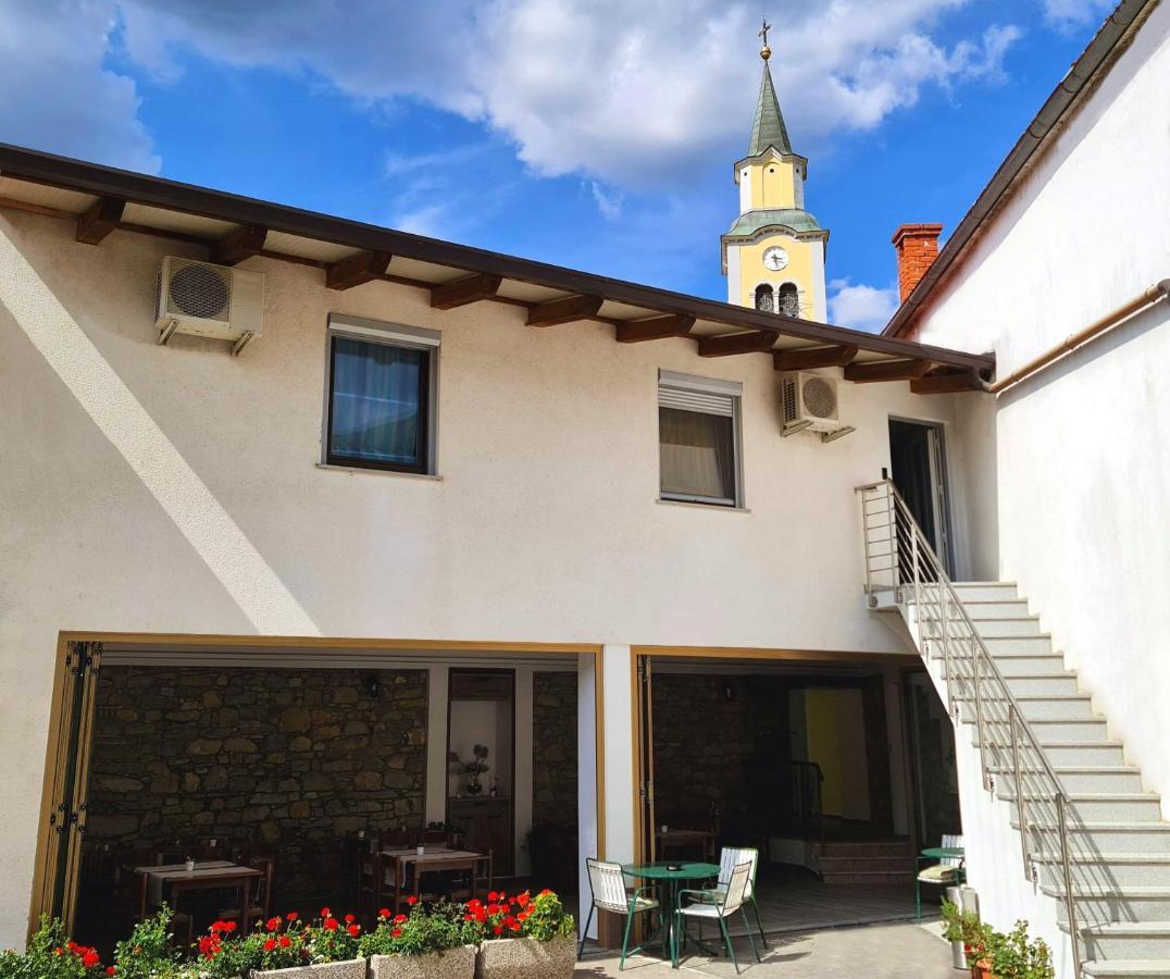 Restaurant & Apartments Getaway Pri Kobalu Vipava Exteriör bild